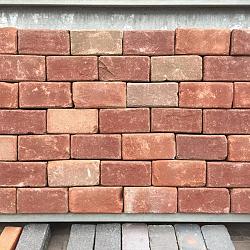 P051, oude gebakken klinkers, Keiformaat, rood