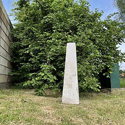 Graniet, Zuilen, Ornament, aanrijdbeveiliging