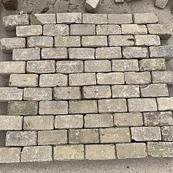 V37, Oude Gebakken Klinkers, Keiformaat, Geel-Brons-Genuanceerd