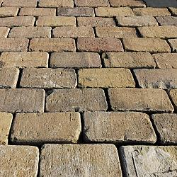 P011, Oude Gebakken Klinkers, Keiformaat, Geel-Brons