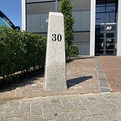 Graniet, Zuilen, Ornament, aanrijdbeveiliging