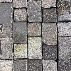 V02, Koperslakkeien, Basalt