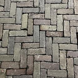 V26, Oude Gebakken Klinkers, Dikformaat, Rood-Paars genuanceerd