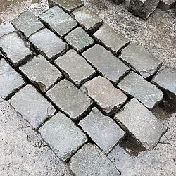 V65, Natuursteen, Greskeien