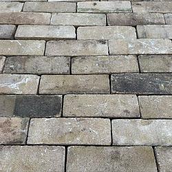 Ca.13m², Nieuwe gebakken klinkers, dikformaat, geel-grijs, P029