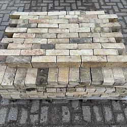 Ca.13m², Nieuwe gebakken klinkers, dikformaat, geel-grijs, P029