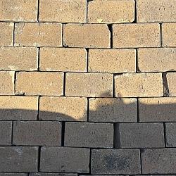 P075, Oude Gebakken Klinkers, Platkeiformaat, ABC-Klinkers, Geel