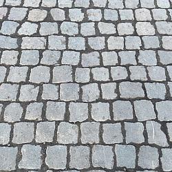 V110, Natuursteenkeien