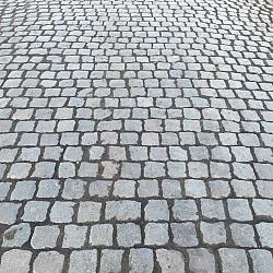 V110, Natuursteenkeien