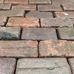 P081, Oude Gebakken Klinkers, Keiformaat, Rood-Bruin