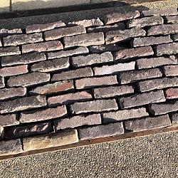 P004 Oude gebakken klinkers, Waalformaat rood-paars op pallet