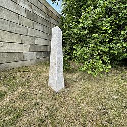 Graniet, Zuilen, Ornament, aanrijdbeveiliging