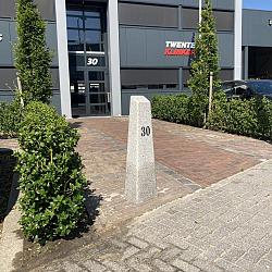 Graniet, Zuilen, Ornament, aanrijdbeveiliging