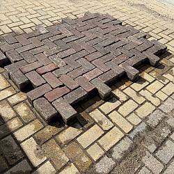 P019 Oude gebakken klinkers, Keiformaat rood-paars op pallet