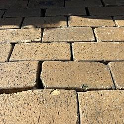 P075, Oude Gebakken Klinkers, Platkeiformaat, ABC-Klinkers, Geel