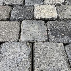 V09, Koperslakkeien, Basalt