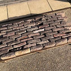 P004, SBP45 Oude gebakken klinkers, Waalformaat rood-paars op pallet