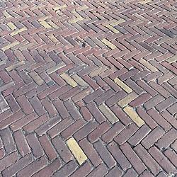 WUF Oude gebakken klinkers, Dikformaat rood-paars genuanceerd