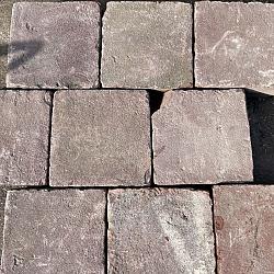 P023 Gebakken tegels rood-bruin op pallet