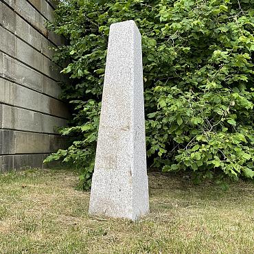 Graniet, Zuilen, Ornament, aanrijdbeveiliging