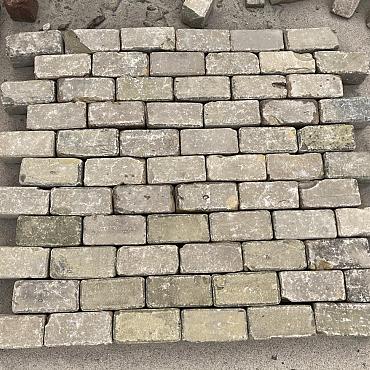 V37, Oude Gebakken Klinkers, Keiformaat, Geel-Brons-Genuanceerd