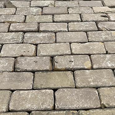 V37, Oude Gebakken Klinkers, Keiformaat, Geel-Brons-Genuanceerd