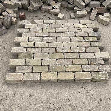 V37, Oude Gebakken Klinkers, Keiformaat, Geel-Brons-Genuanceerd