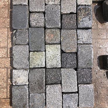 V02, Koperslakkeien, Basalt
