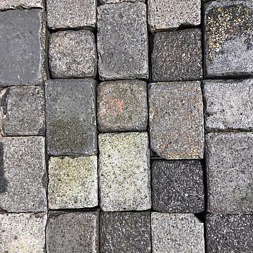 V02, Koperslakkeien, Basalt
