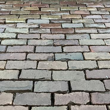 V26, Oude Gebakken Klinkers, Dikformaat, Rood-Paars genuanceerd