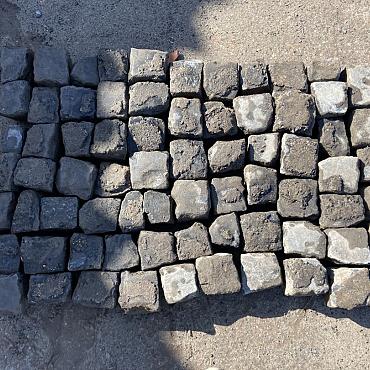V19, Natuursteen, Basalt ca. 10x10x10cm