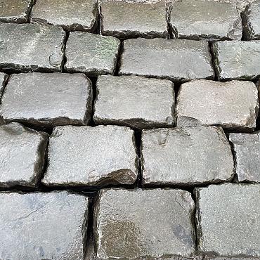 V65, Natuursteen, Greskeien