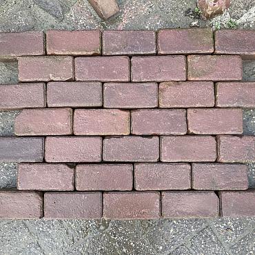 P048, Oude Gebakken Klinkers, Platkeiformaat, Rood-Paars