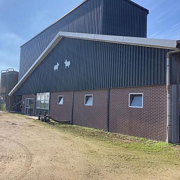 Nette gebruikte varkenstal, ca. 52x43m. incl. inventaris