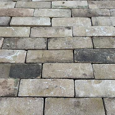 Ca.13m², Nieuwe gebakken klinkers, dikformaat, geel-grijs, P029