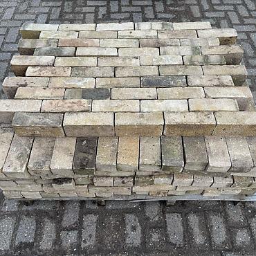 Ca.13m², Nieuwe gebakken klinkers, dikformaat, geel-grijs, P029