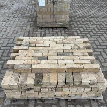 Ca.13m², Nieuwe gebakken klinkers, dikformaat, geel-grijs, P029