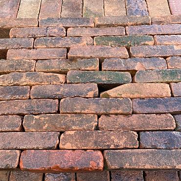 P049, Oude Gebakken Klinkers, Waalformaat, Rood-Bruin