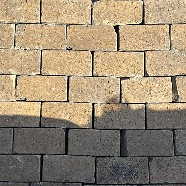 P075, Oude Gebakken Klinkers, Platkeiformaat, ABC-Klinkers, Geel