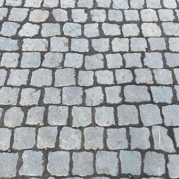 V110, Natuursteenkeien