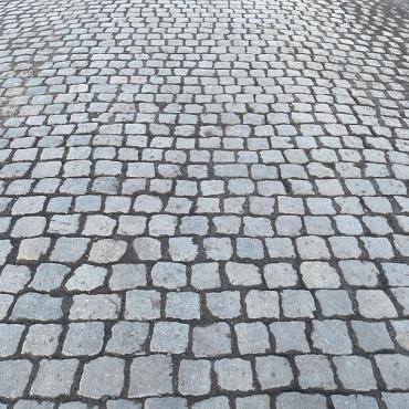 V110, Natuursteenkeien