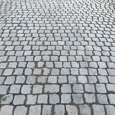 V110, Natuursteenkeien