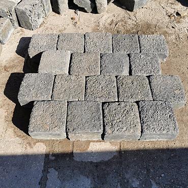 V102, Koperslakkeien, Basalt