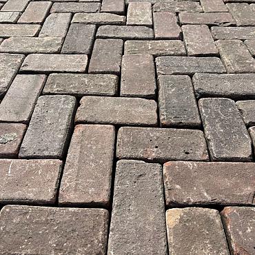 P019 Oude gebakken klinkers, Keiformaat rood-paars op pallet