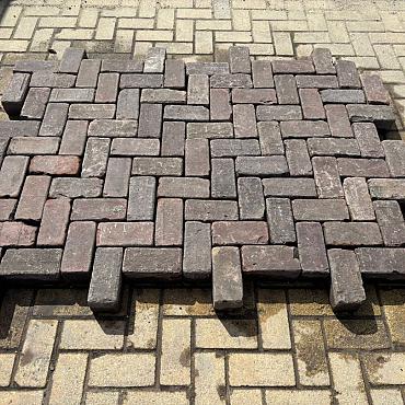 P019 Oude gebakken klinkers, Keiformaat rood-paars op pallet