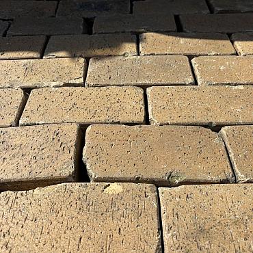 P075, Oude Gebakken Klinkers, Platkeiformaat, ABC-Klinkers, Geel