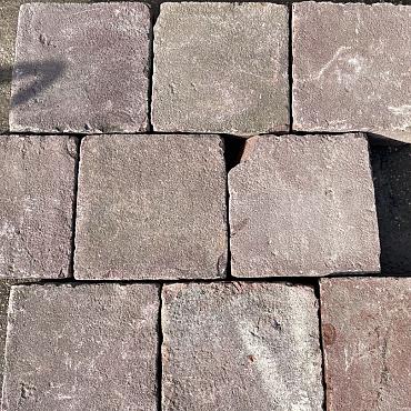 P023 Gebakken tegels rood-bruin op pallet