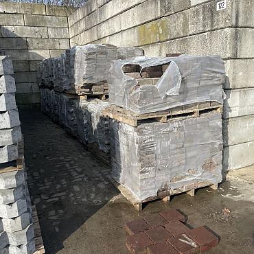 P023 Gebakken tegels rood-bruin op pallet