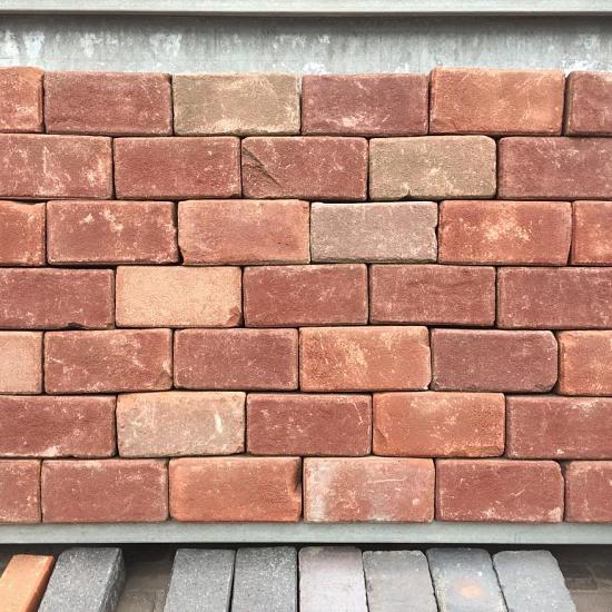 P051, oude gebakken klinkers, Keiformaat, rood