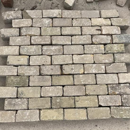 V37, Oude Gebakken Klinkers, Keiformaat, Geel-Brons-Genuanceerd